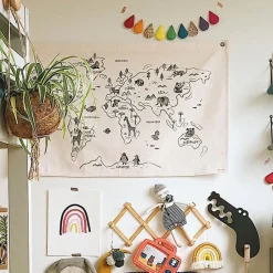 Rose in April Affiche en tissu Carte du monde