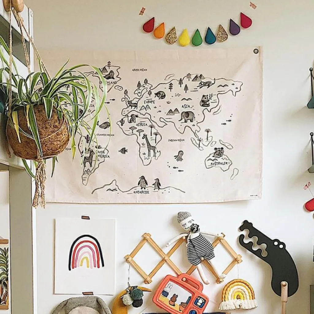 Rose in April Affiche en tissu Carte du monde