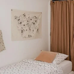 Rose in April Affiche en tissu Carte du monde