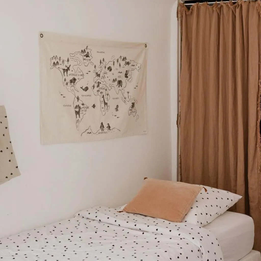 Rose in April Affiche en tissu Carte du monde