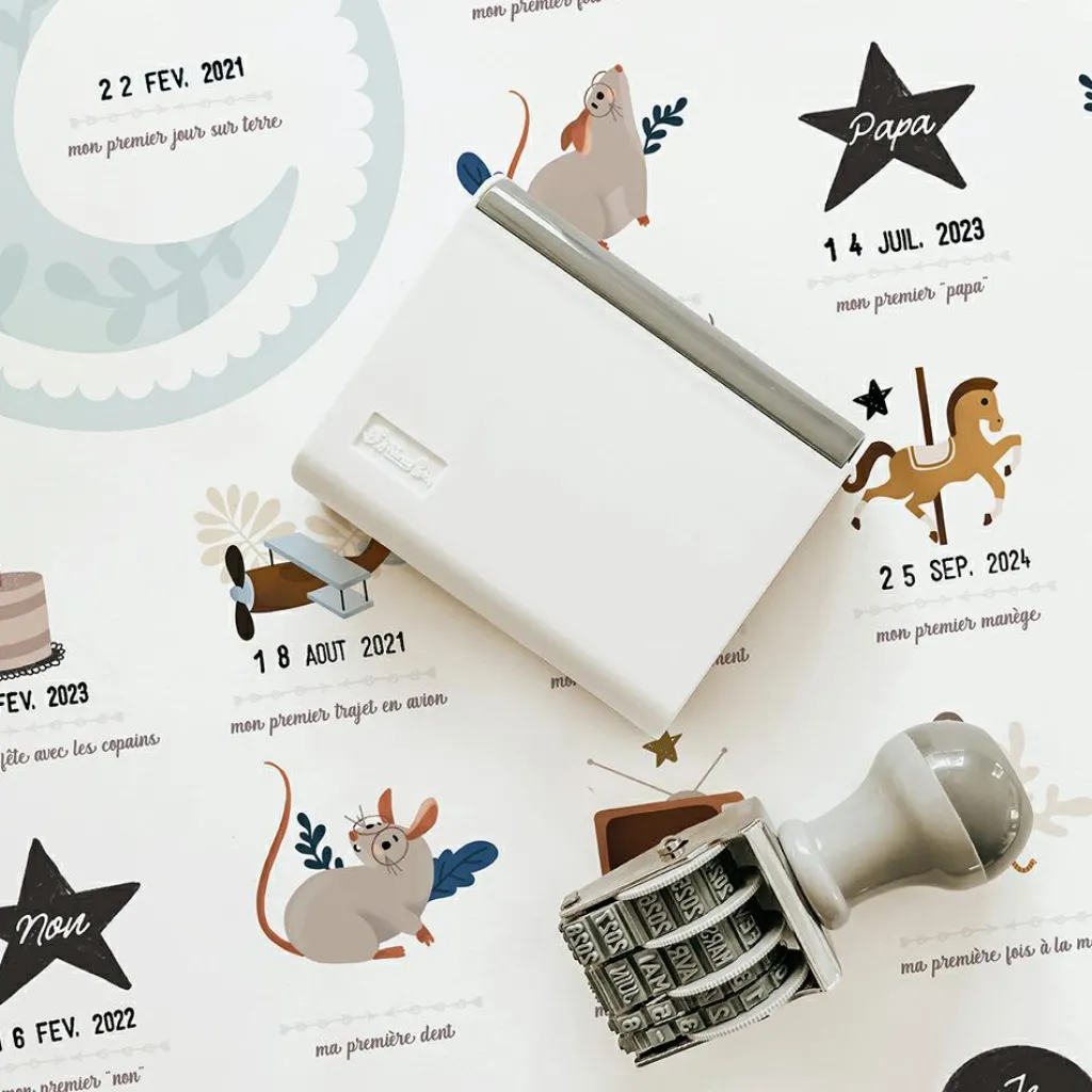 Les Petites Dates Affiche Mes Premières Fois Souris Cobalt maman et papa (40 x 50 cm)