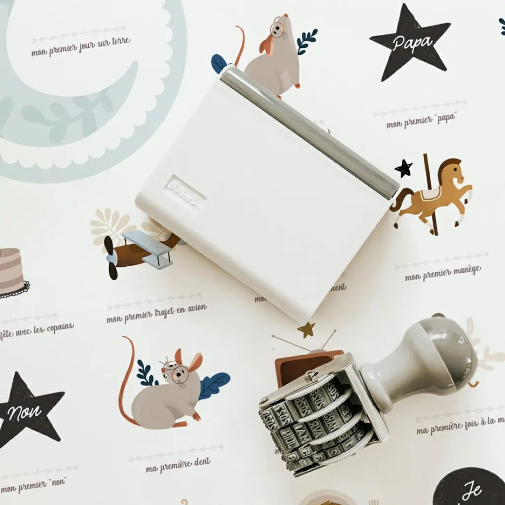 Les Petites Dates Affiche Mes Premières Fois Souris Cobalt maman et papa (40 x 50 cm)