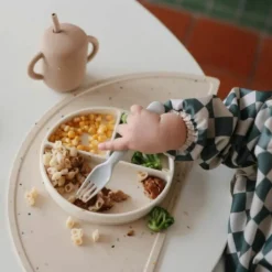 Mushie Assiette à compartiments en silicone avec ventouse Shifting Sand