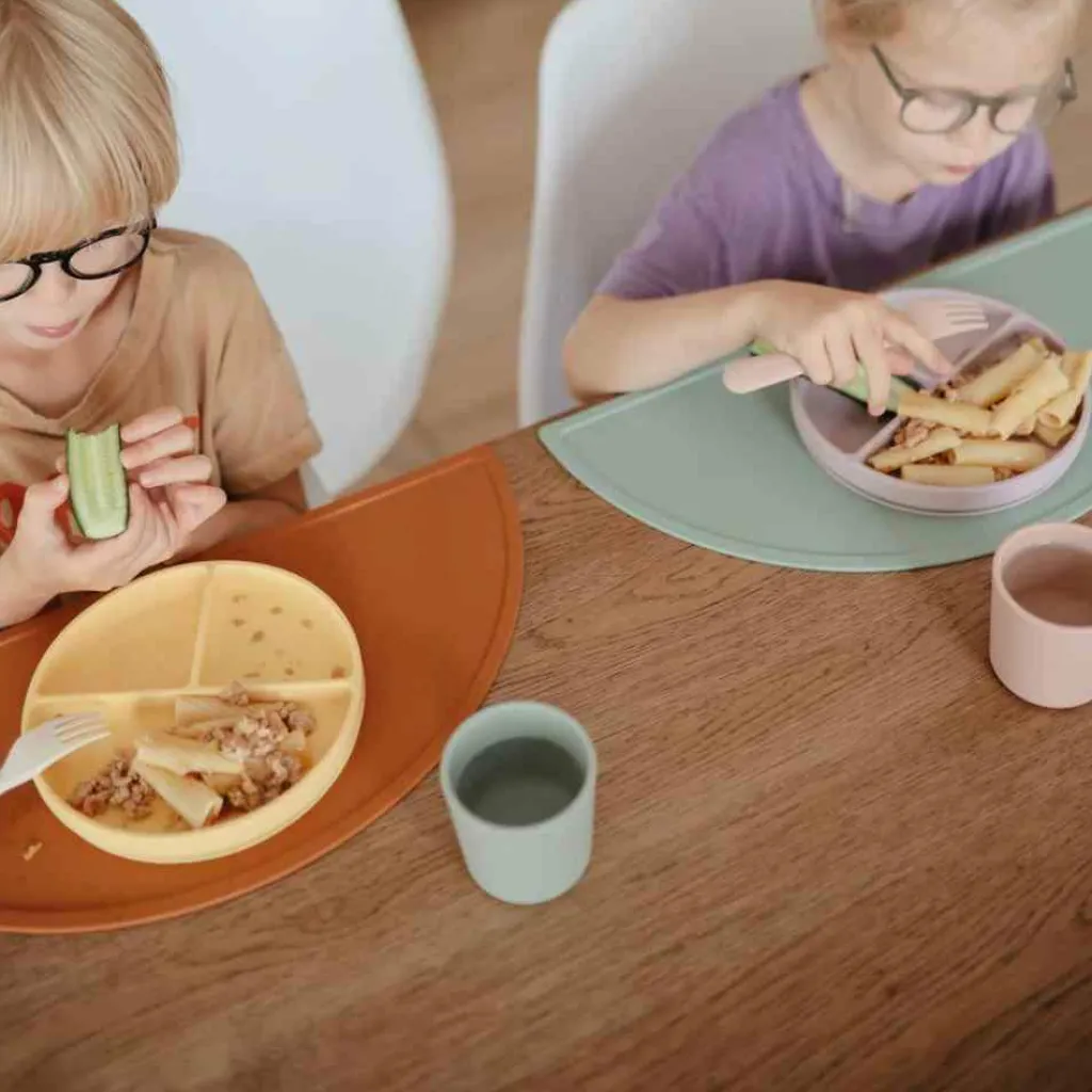 Mushie Assiette à compartiments en silicone avec ventouse Pale Daffodil