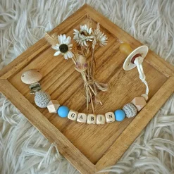 Tata Lucette Attache sucette en bois gris et bleuet (personnalisable)