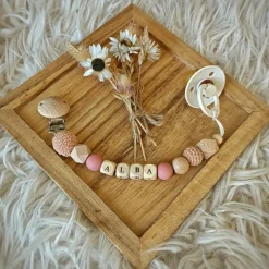 Tata Lucette Attache sucette en bois sable et vieux rose (personnalisable)