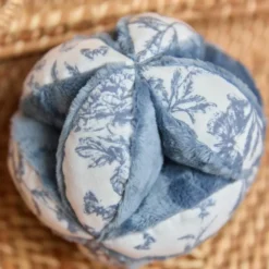 Clearance Balle sensorielle lapin Toile de Jouy bleu Balle / Cube D'Activités