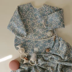 Online Bavoir à manches longues Blue Flowers (6-24 mois) Bavoirs