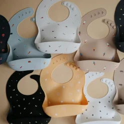 Mushie Bavoir à poche en silicone Retro cars