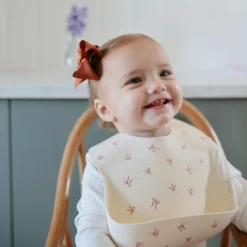 Mushie Bavoir à poche en silicone Bows