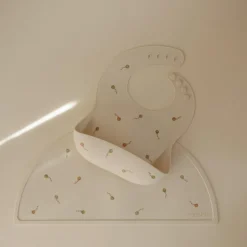 Mushie Bavoir à poche en silicone Kite