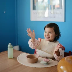 Mushie Bavoir à poche en silicone Kite