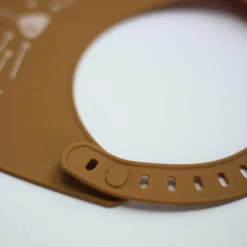 Trois Kilos Sept Bavoir en silicone Chat Caramel