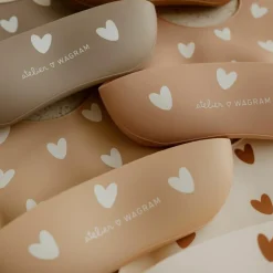 Atelier Wagram Bavoir en silicone Coeurs Latté