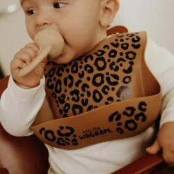 Atelier Wagram Bavoir en silicone Léopard Marron