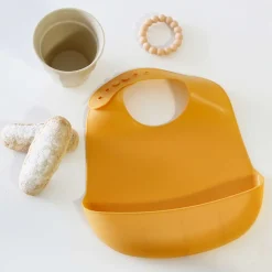 Trois Kilos Sept Bavoir en silicone Moutarde