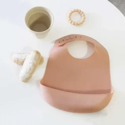 Trois Kilos Sept Bavoir en silicone Rose