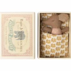 Maileg Bébé souris mi-endormie mi-éveillée dans une boîte d'allumettes Rose