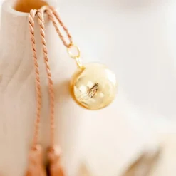 Pleine Lune Bola de grossesse Caresse cordon blush (or jaune 18 carats)