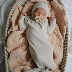 Mushie Bonnet de naissance à nouer Beige