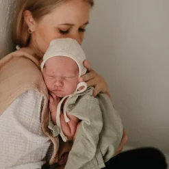 Mushie Bonnet de naissance à nouer Beige