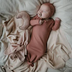 Mushie Bonnet de naissance à nouer Cedar