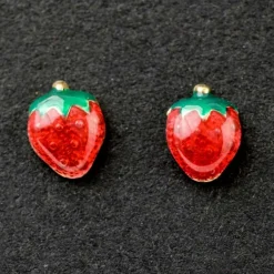 Enfant Daniel Crégut Boucles d'oreilles fraise émaillée rouge et vert (or jaune 375°)