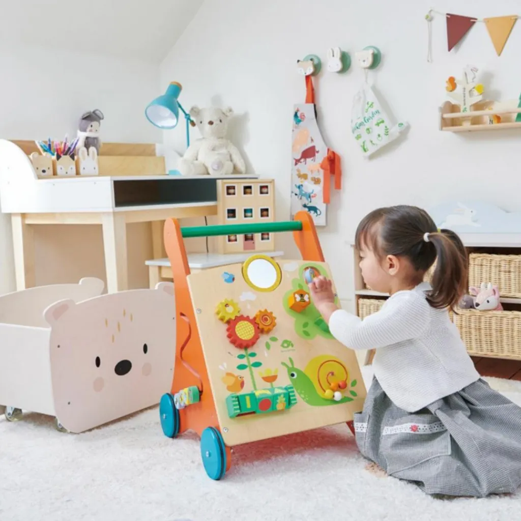 Tender Leaf Bureau et chaise