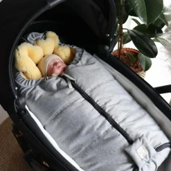 Kaiser Chancelière pour siège-auto bébé en peau d'agneau NAADJA gris clair