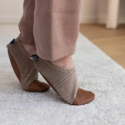 Les Pas Petits Chaussons Les Petits Velours Noisettes (pointures 24-26)