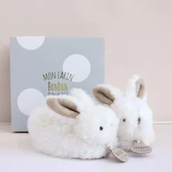 Doudou et Compagnie Coffret chaussons de naissance lapin hochet beige (taille 16-18)