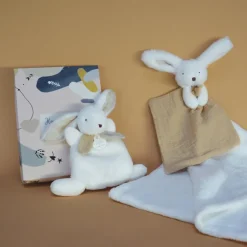 Doudou et Compagnie Coffret plaid et doudou Lapin Happy Wild