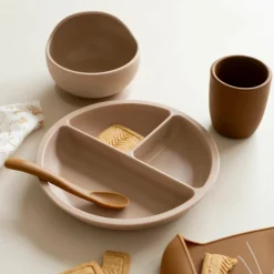 Trois Kilos Sept Coffret repas en silicone Sable-Caramel (4 pièces)