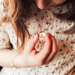 Petits trésors Collier chaîne croix ajourée personnalisable (plaqué or 18 carats)