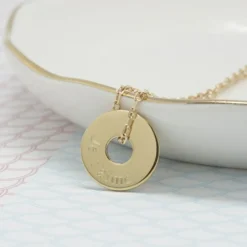 Enfant Petits trésors Collier enfant Mini jeton personnalisable (plaqué or)