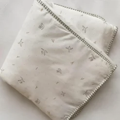 Enfant Kadolis Couverture matelassée l'Envolée Cyprès (75 x 100 cm)