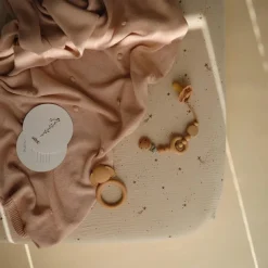 Enfant Mushie Couverture tricotée en coton bio Textured Dots Blush (80 x 100 cm)