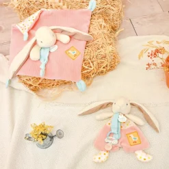 Doudou et Compagnie Doudou hochet Lapin Ciboulette Dans mon jardin (21 cm)