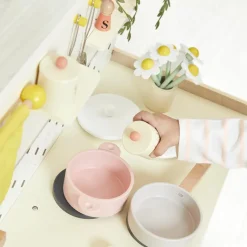 Enfant Janod Grande cuisine équipée en bois Mamie Soleil (16 pièces)