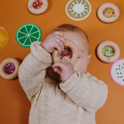 Hochet sensoriel Sensory Donut Grappes de raisin Bouteille Sensorielle