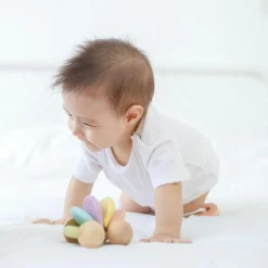 Plan Toys La voiture de bébé pastel