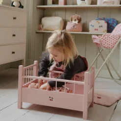 Konges Slojd Lit pour poupée en bois rose