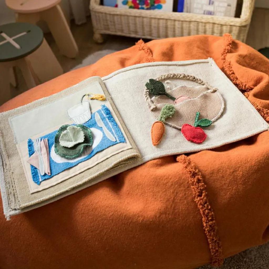 Lorena Canals Livre bébé en coton Cool kids eat healthy x Oli & Carol (30 x 27 cm)