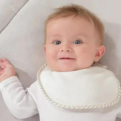 Trois Kilos Sept Lot de 7 bavoirs à velcro Essentiel écrus