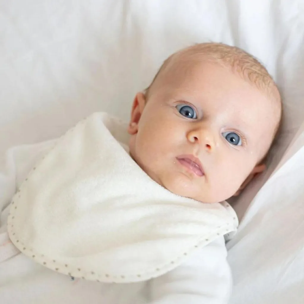 Trois Kilos Sept Lot de 7 bavoirs à velcro Essentiel écrus