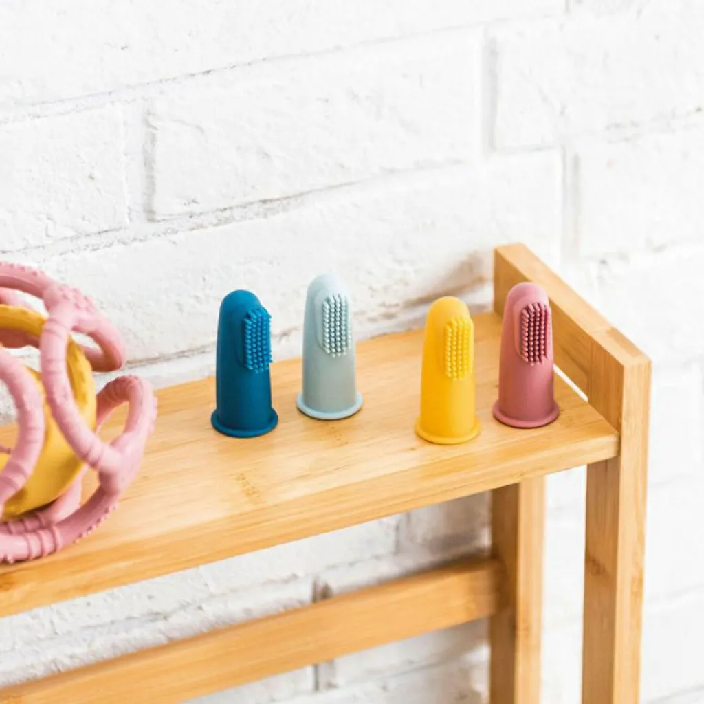 Nattou Lot de 2 brosses à dents à doigt ocre et rose + étui de protection