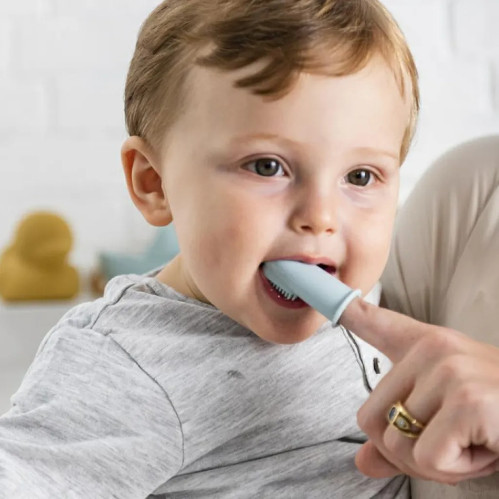 Nattou Lot de 2 brosses à dents à doigt ocre et rose + étui de protection