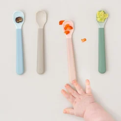 Done by Deer Lot de 3 cuillères bébé Easy-grip sable