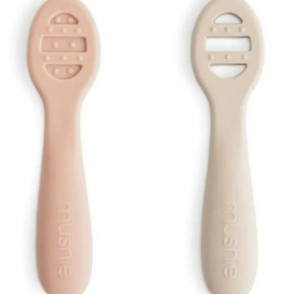 Mushie Lot de 2 cuillères d'apprentissage Blush-Shifting Sand