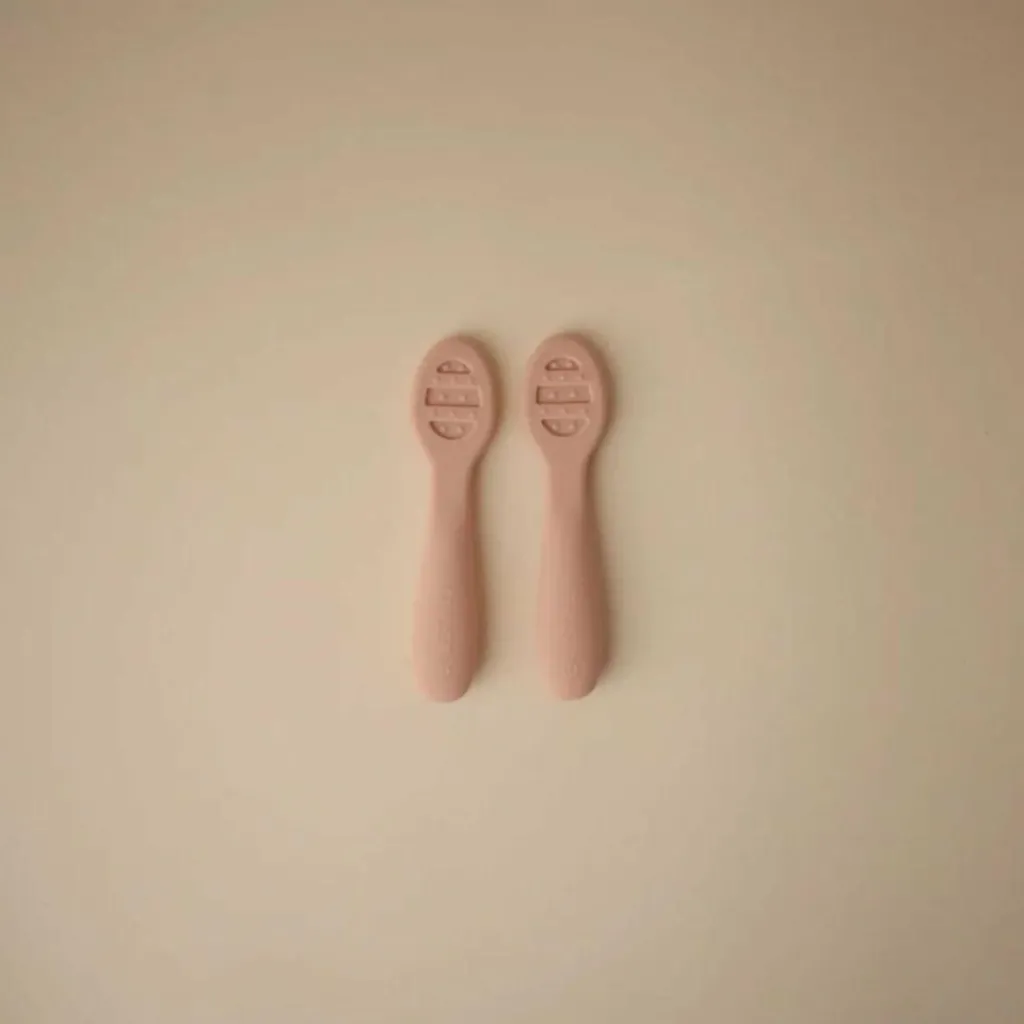 Mushie Lot de 2 cuillères d'apprentissage Blush-Shifting Sand